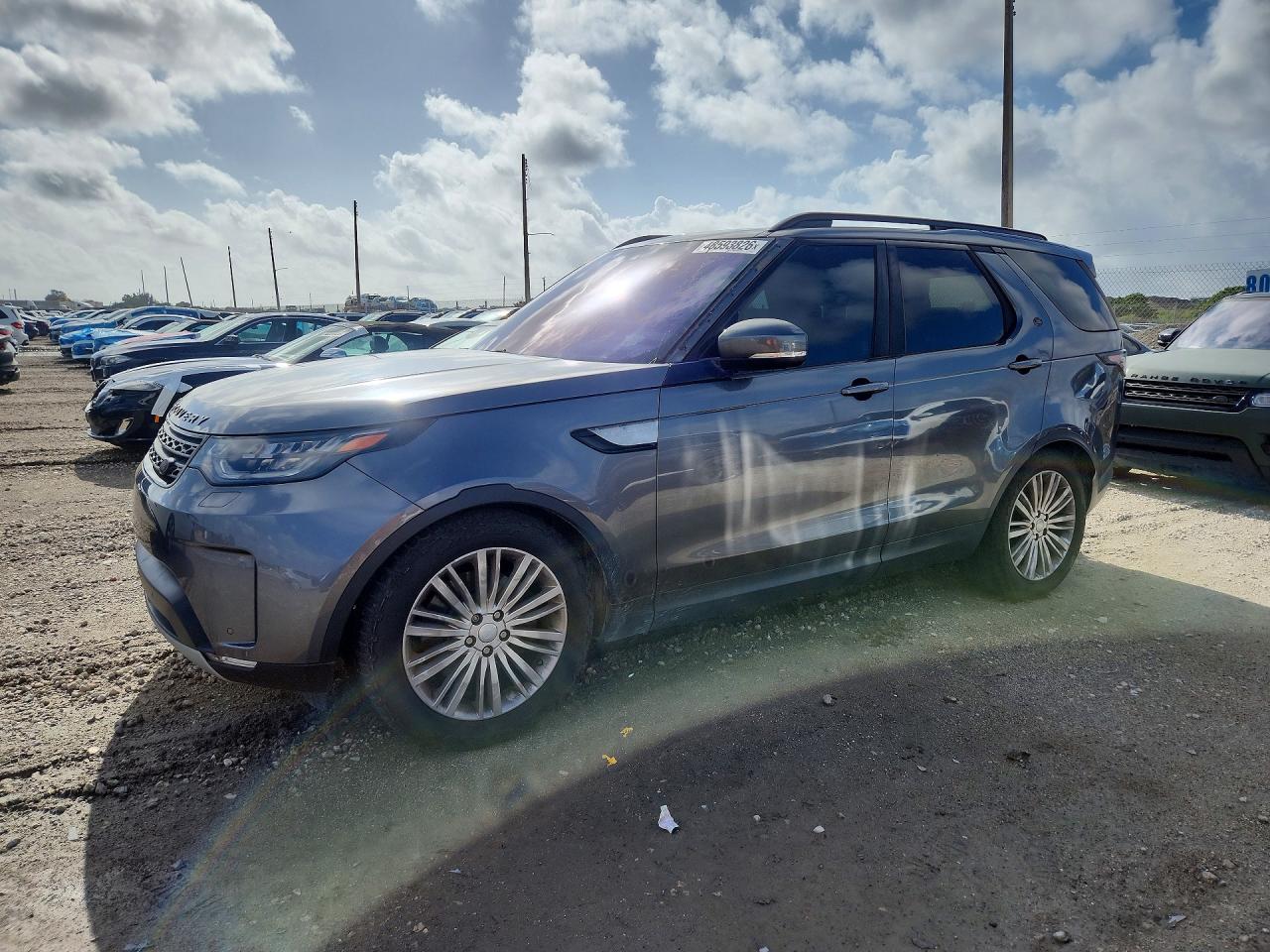 2017 Land Rover Discovery HSE, VIN SALRRBBK7HA013463 — Minor dents and scratches