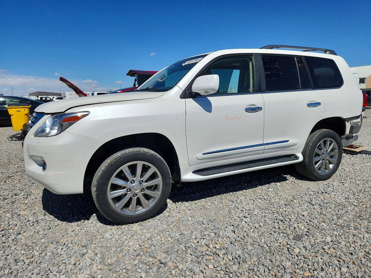 2010 Lexus LX 570, VIN JTJHY7AX0A4038156 — Зад