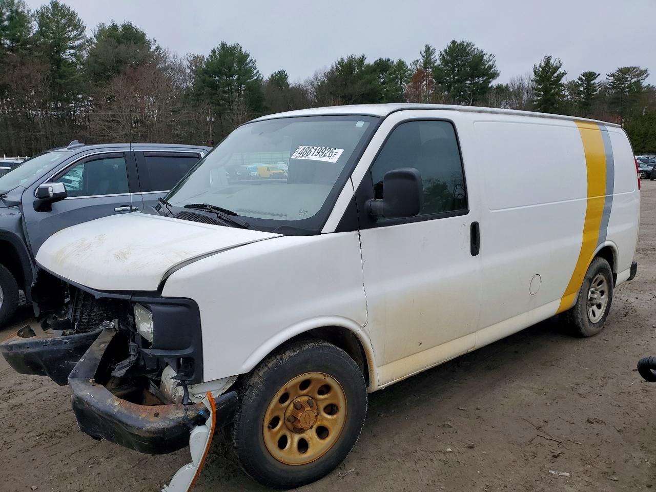 2011 Chevrolet Express Cargo, VIN 1GCSGAFX5B1119500 — Front end