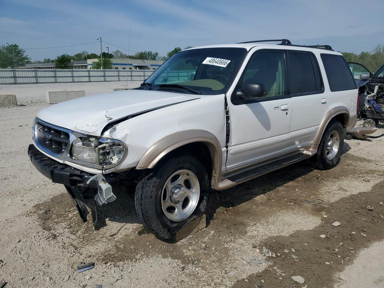 2000 Ford Explorer Eddie Bauer, VIN 1FMDU74E1YZA63759 — Front end