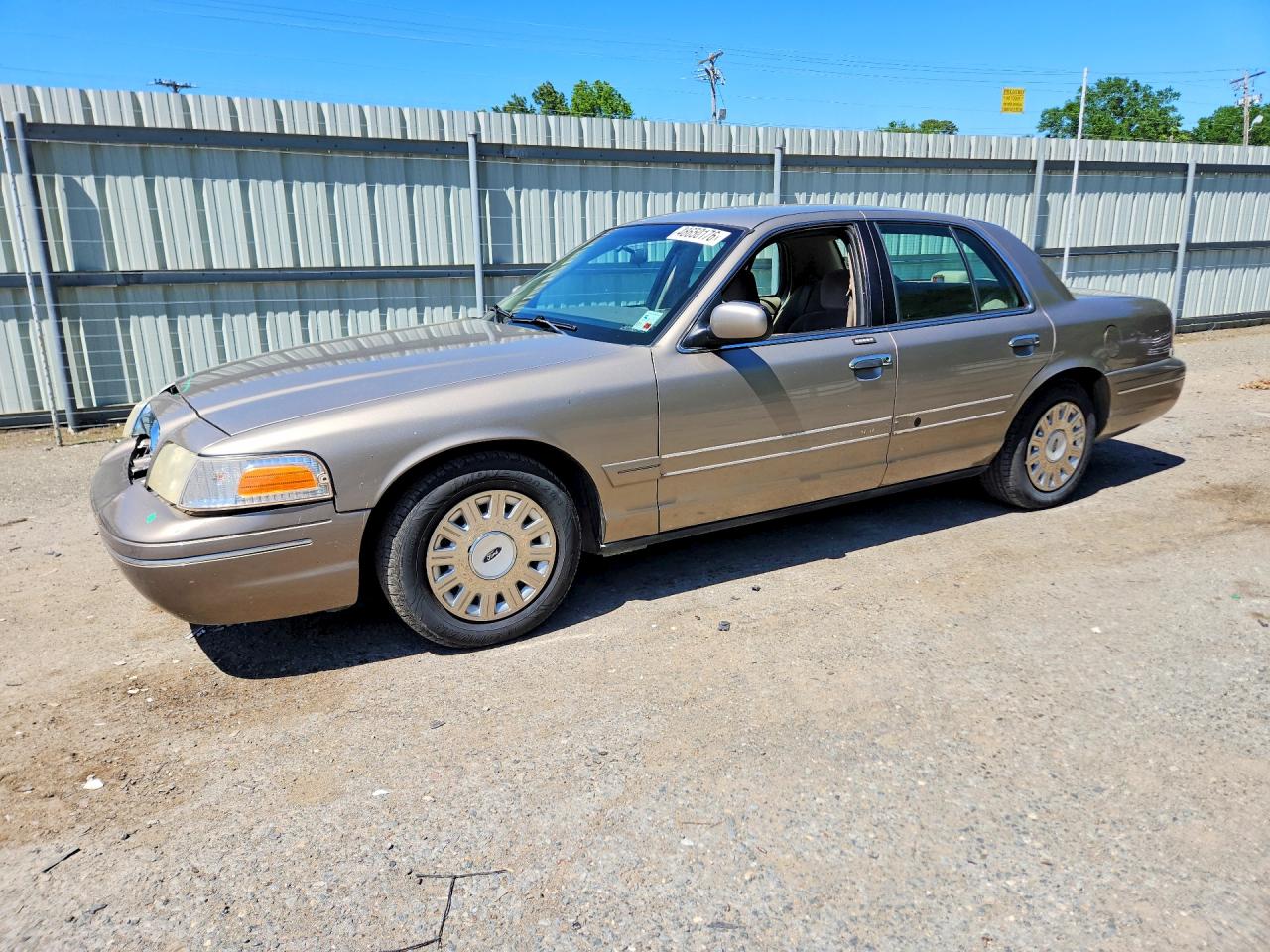2003 Ford Crown Victoria Standard, VIN 2FAFP73WX3X110175 — Front end