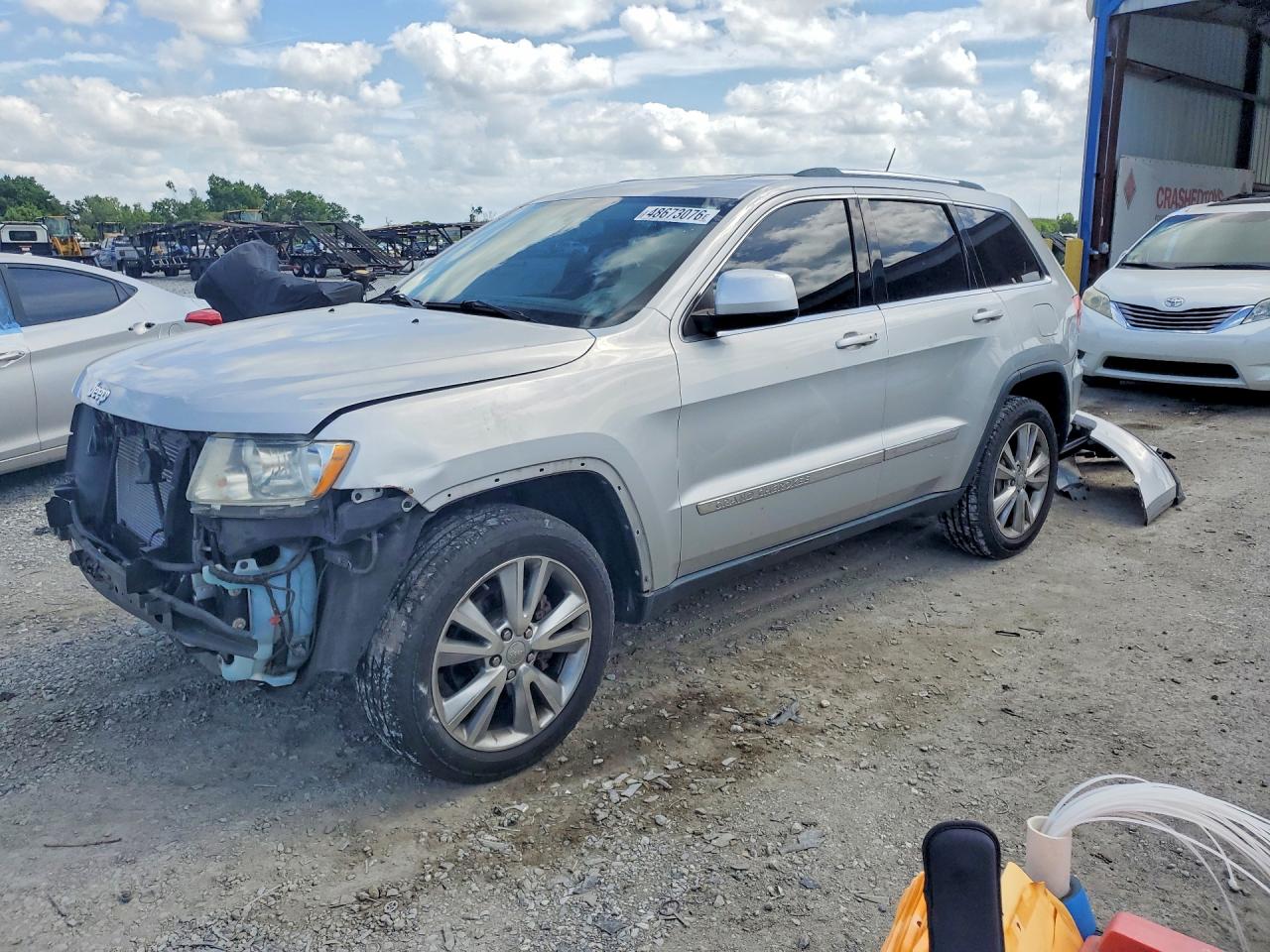 2013 Jeep Grand Cherokee Laredo, VIN 1C4RJFAG4DC644298 — Front end