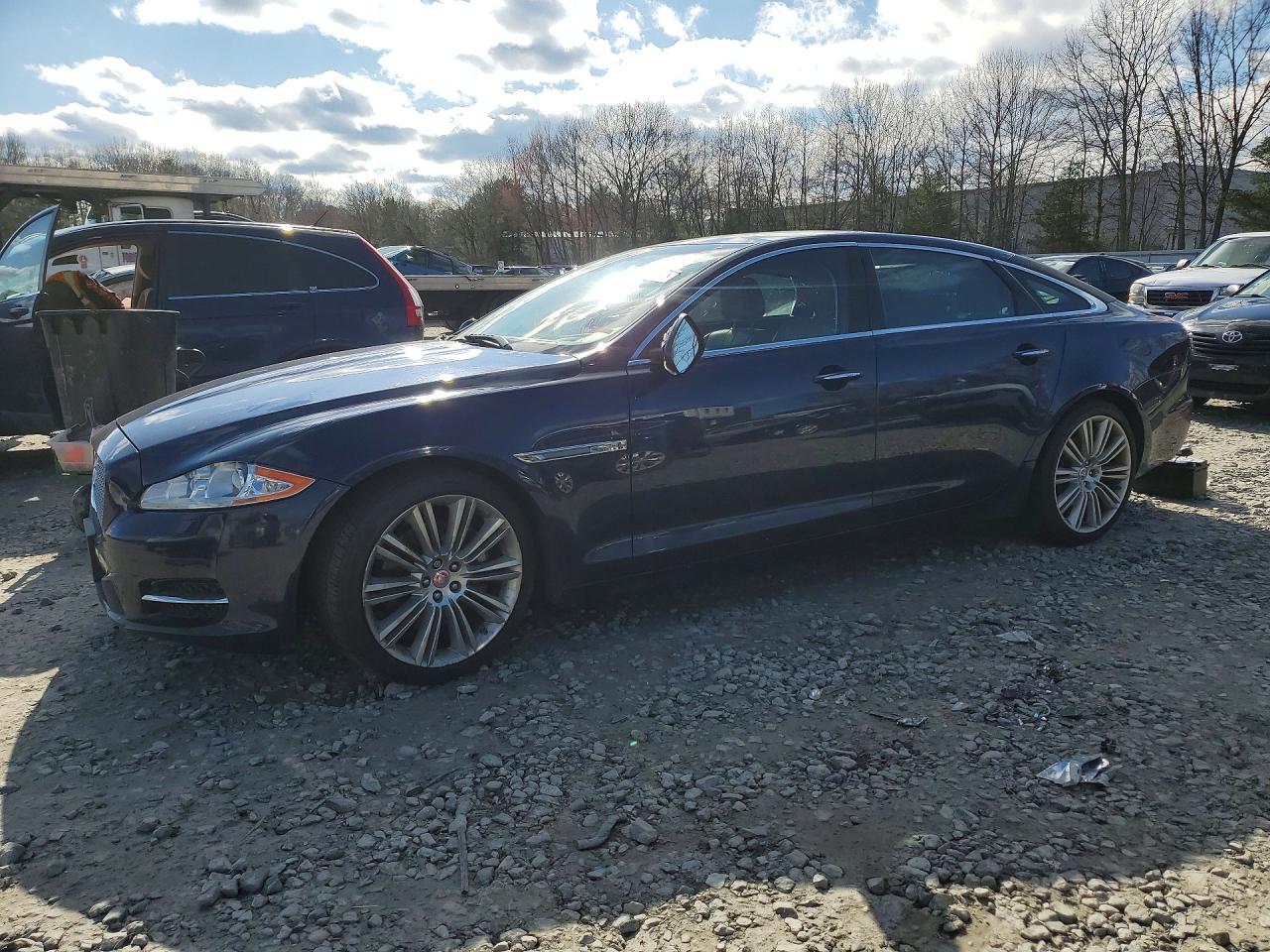 2015 Jaguar XJ Portfolio, VIN SAJWJ2GD8F8V88575 — Roof
