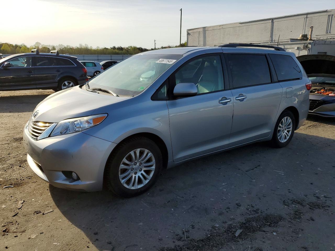 2017 Toyota Sienna XLE, VIN 5TDYZ3DC1HS880696 — Side