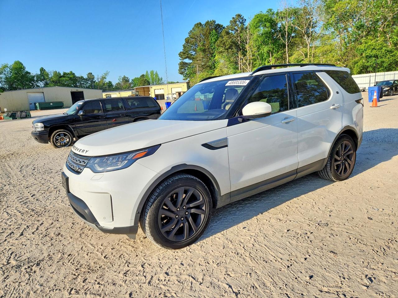 2017 Land Rover Discovery HSE, VIN SALRRBBV8HA046451 — Minor dents and scratches