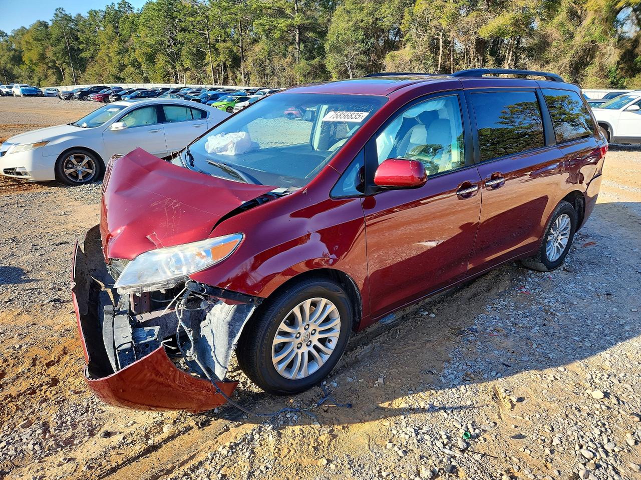 2015 Toyota Sienna XLE, VIN 5TDYK3DC8FS645083 — Front end