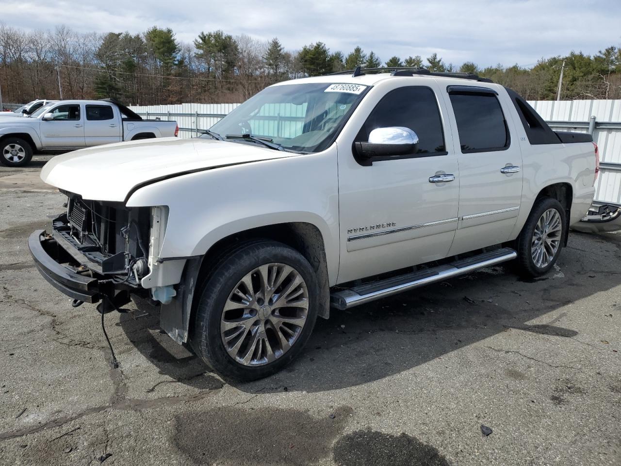 2011 Chevrolet Avalanche LTZ, VIN 3GNTKGE37BG150275 — Front end