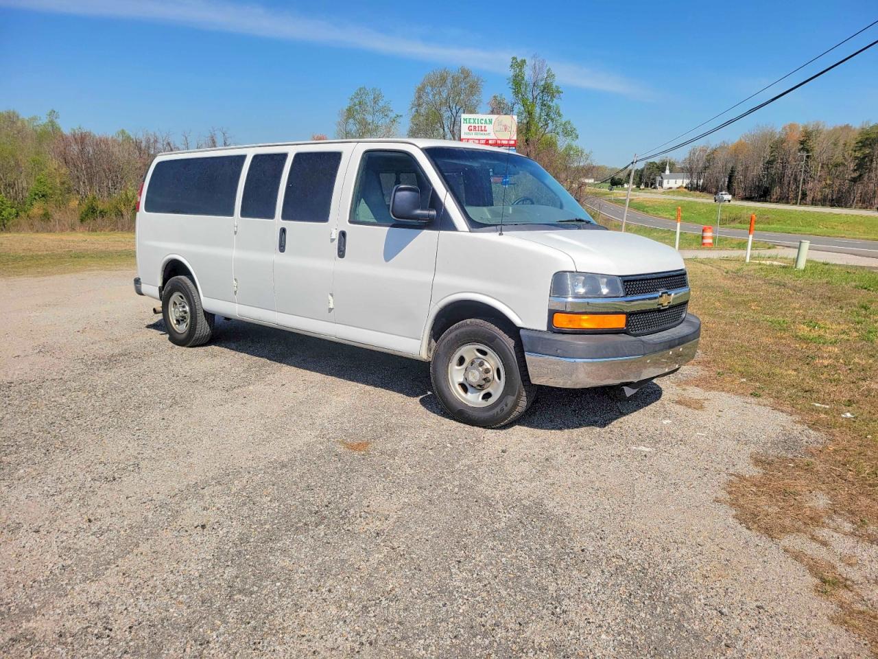 2015 Chevrolet Express Passenger LT, VIN 1GAZG1FG2F1135280 — Auction photo