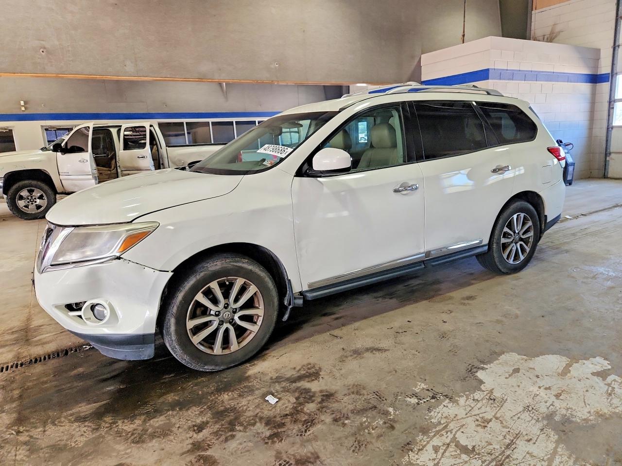 2013 Nissan Pathfinder SV, VIN 5N1AR2MM9DC622132 — Front end