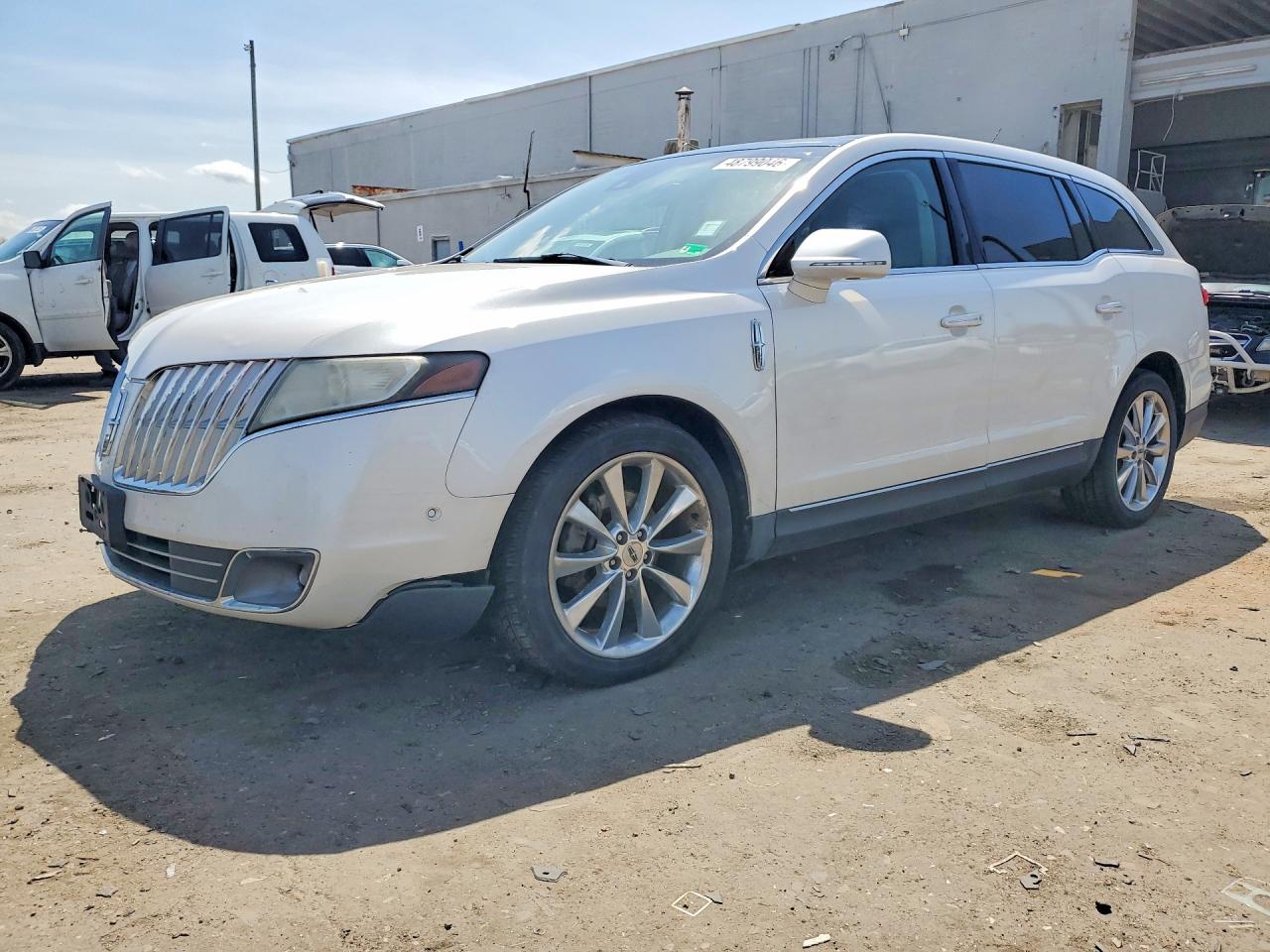 2011 Lincoln MKT EcoBoost, VIN 2LMHJ5ATXBBJ54769 — Normal wear