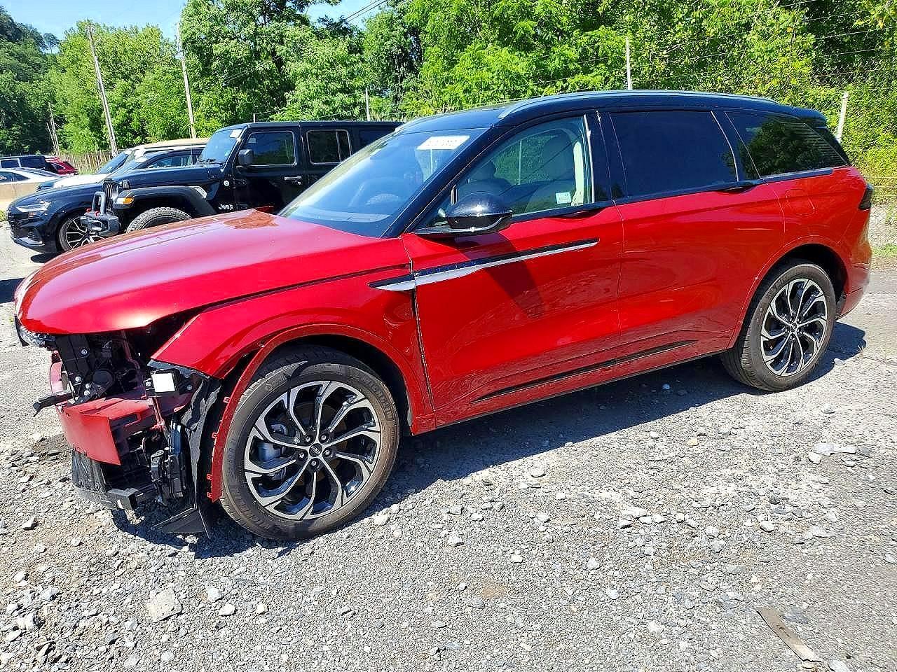 2025 Lincoln Nautilus Reserve, VIN 5LMPJ8K4XSJ913333 — Front end