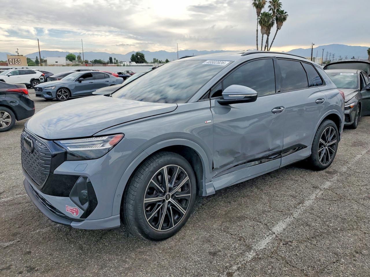 2022 Audi Q4 e-tron Prestige, VIN WA1M2BFZ7NP052585 — Бок