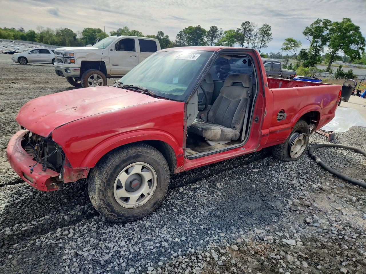 1997 GMC Sonoma, VIN 1GTCS1447V8515287 — Side