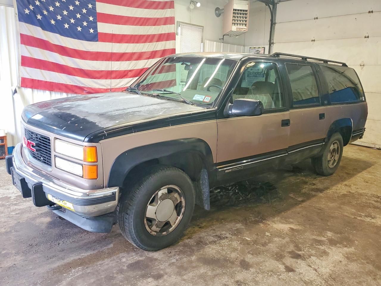 1994 GMC Suburban, VIN 1GKFK16K3RJ731441 — Side