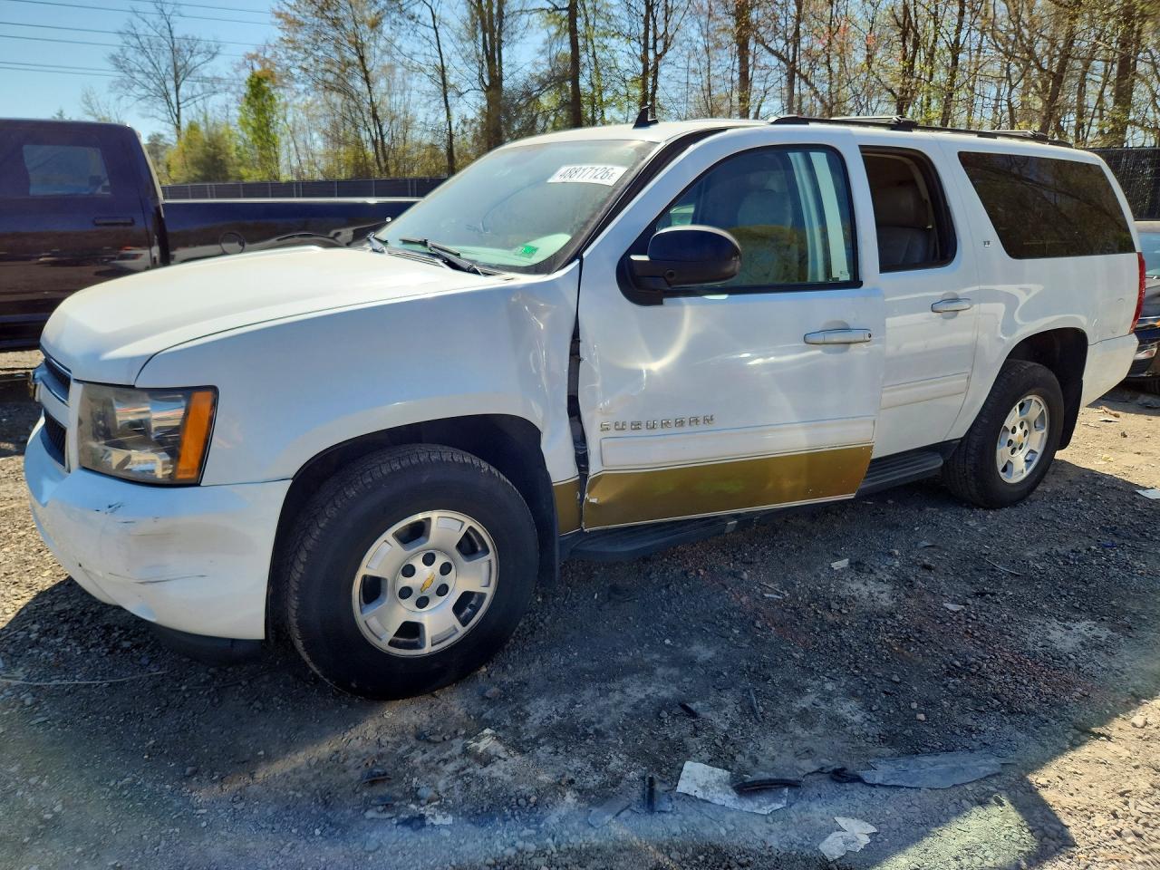 2011 Chevrolet Suburban LT, VIN 1GNSKJE32BR168482 — Side