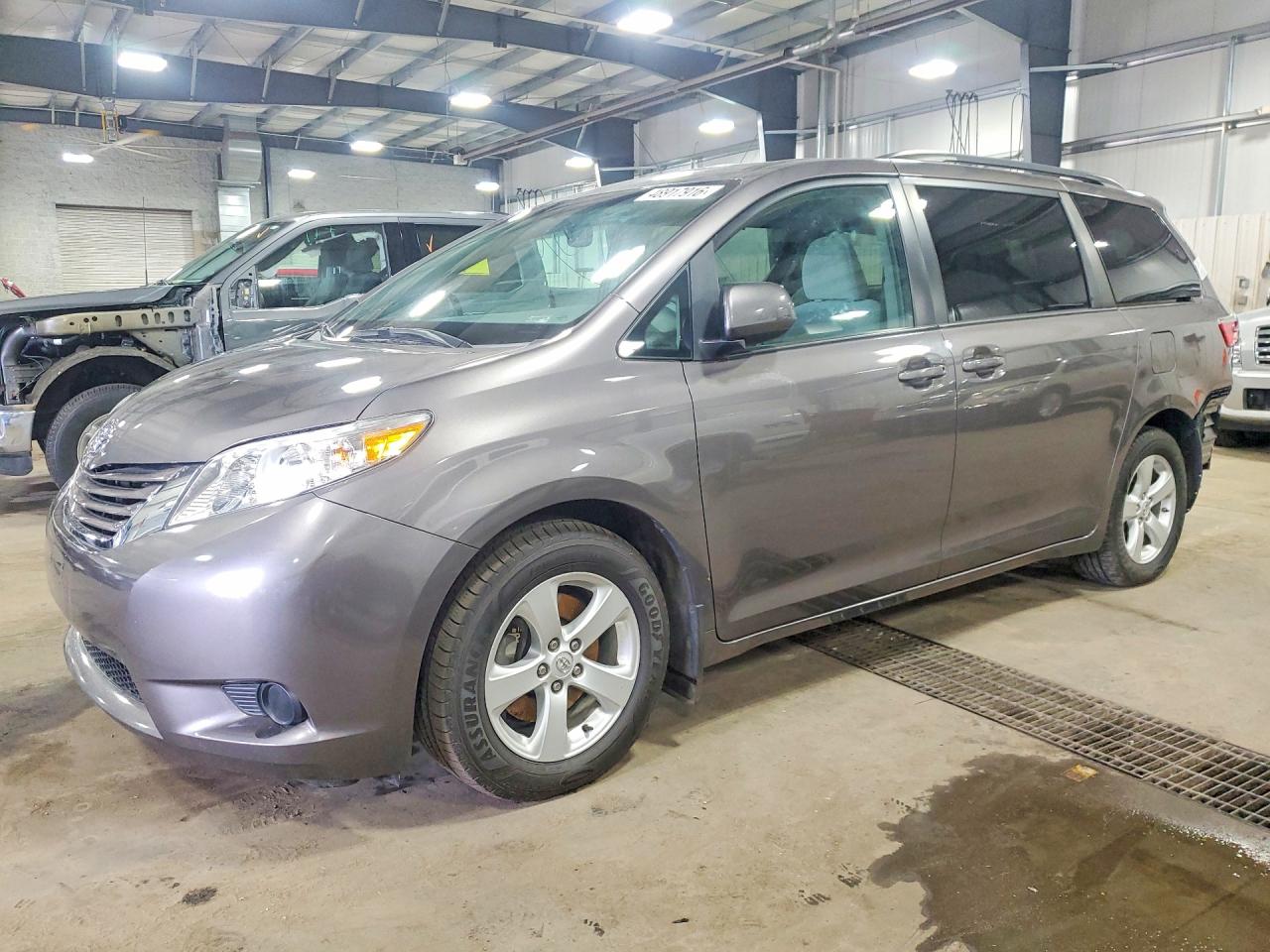 2017 Toyota Sienna LE, VIN 5TDKZ3DC0HS847338 — Rear end