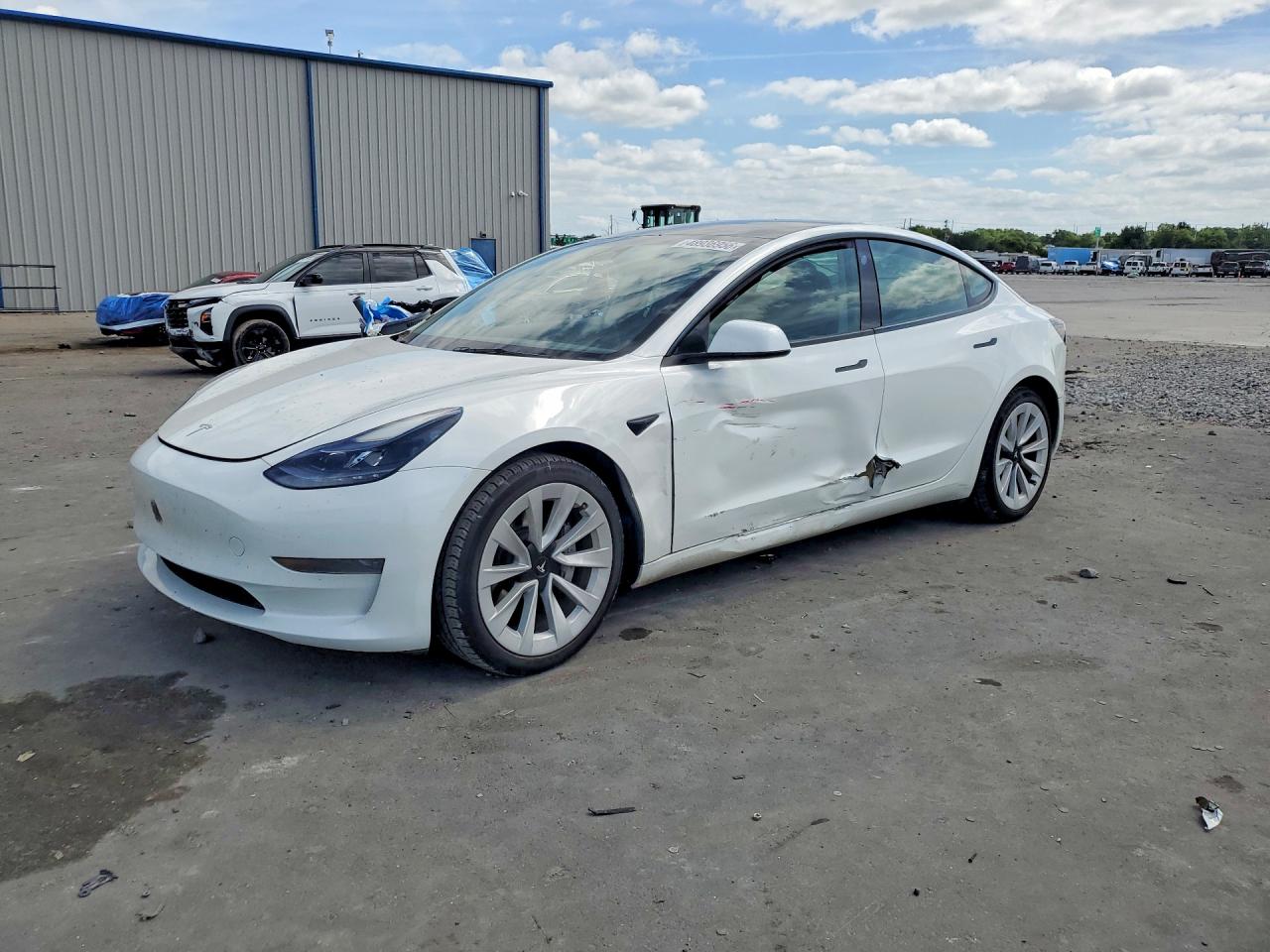 2023 Tesla Model 3, VIN 5YJ3E1EA5PF558721 — Бок