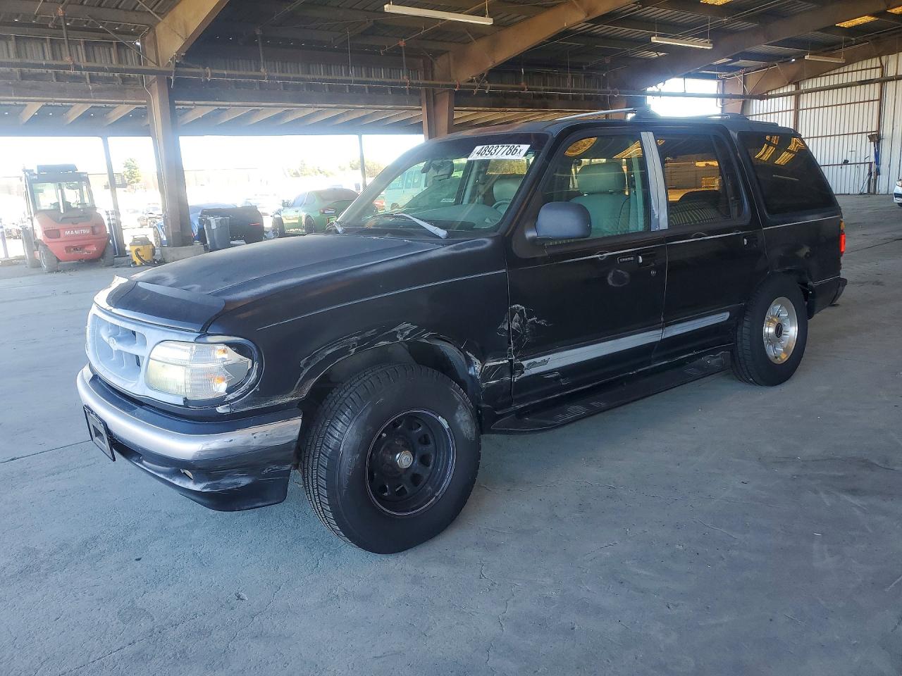 1996 Ford Explorer XL, VIN 1FMDU34X0TZA58183 — Front end