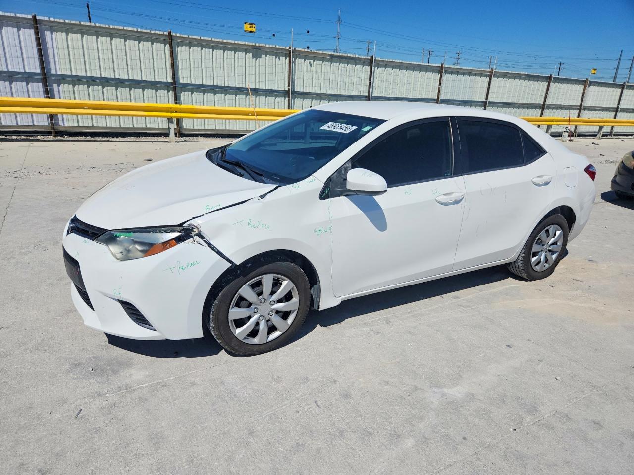 2015 Toyota Corolla LE, VIN 5YFBURHE8FP225699 — Front end
