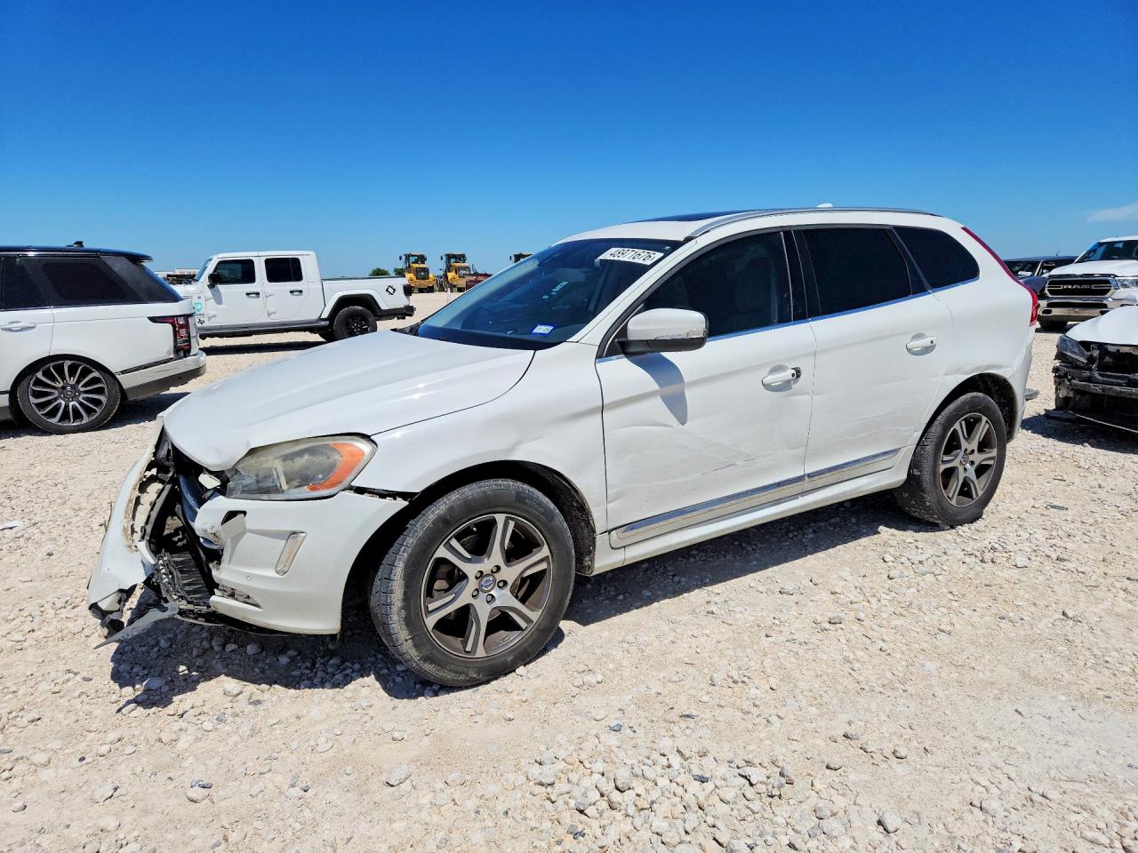 2015 Volvo XC60 T6 Premier Plus, VIN YV4902RCXF2596082 — Front end