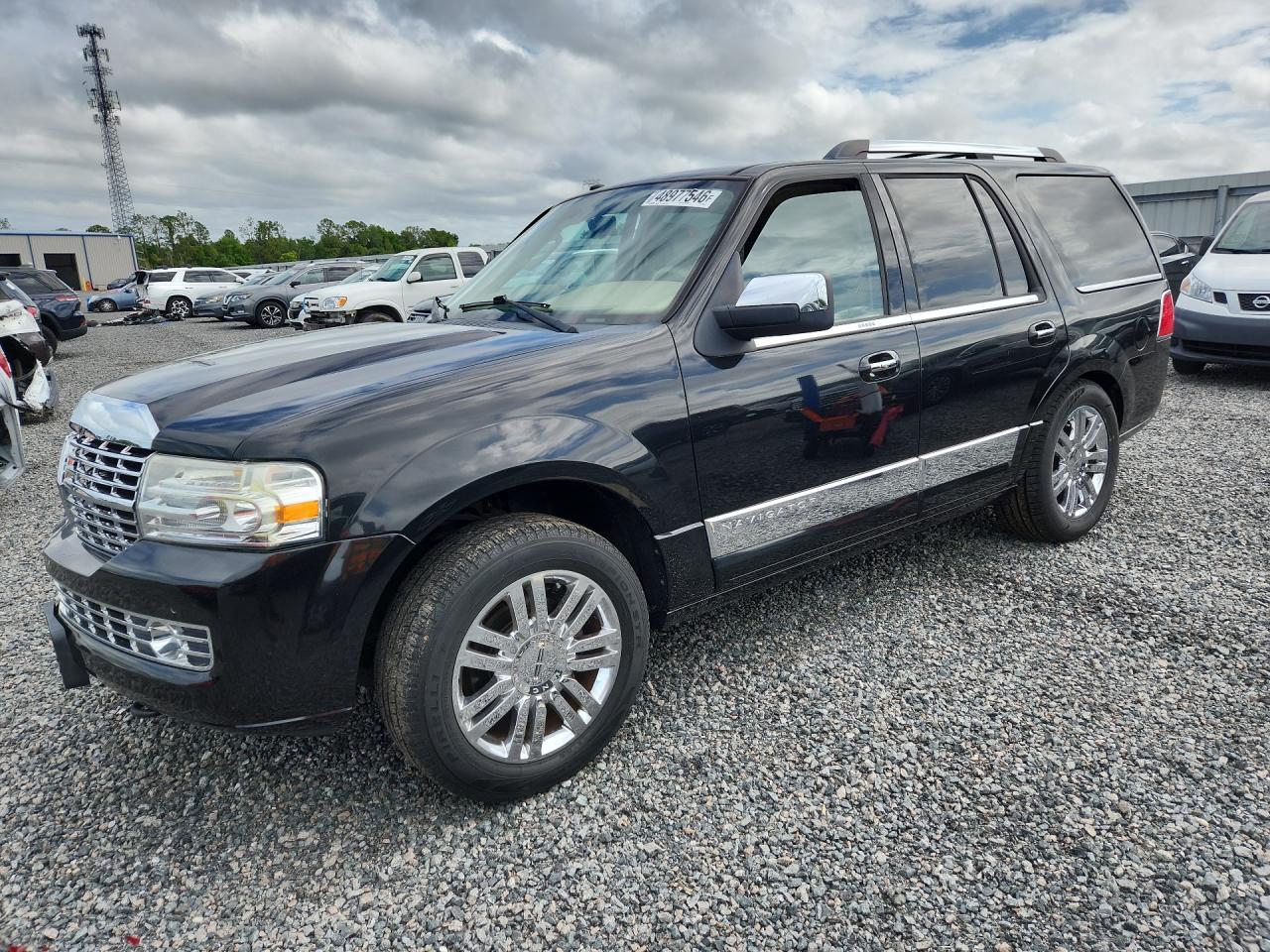 2010 Lincoln Navigator, VIN 5LMJJ2H54AEJ10494 — Side