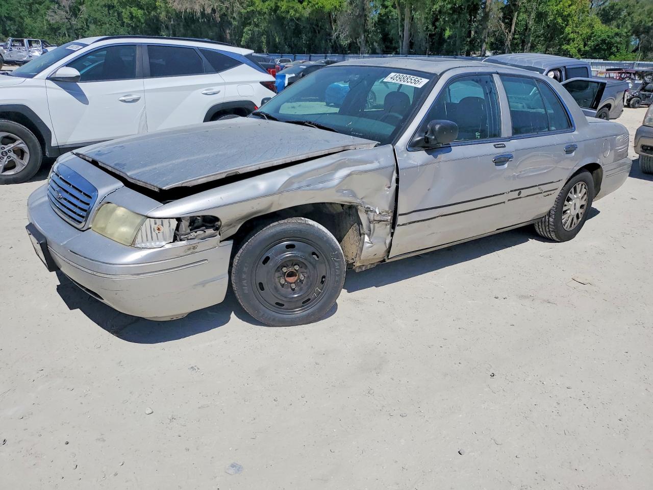 2004 Ford Crown Victoria LX, VIN 2FDFP74W64X185099 — Front end