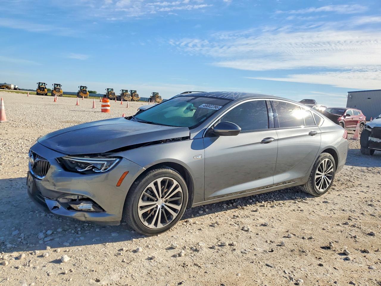 2020 Buick Regal Essence, VIN W04GP6SX2L1013672 — Зад