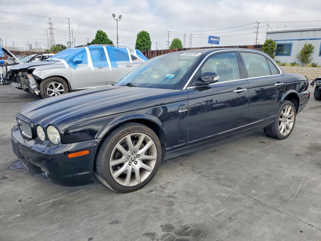 2008 Jaguar XJ 8, VIN SAJWA71BX8SH26257 — Перед