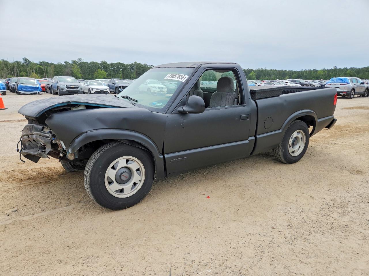 1998 GMC Sonoma, VIN 1GTCS1442WK525889 — Front end