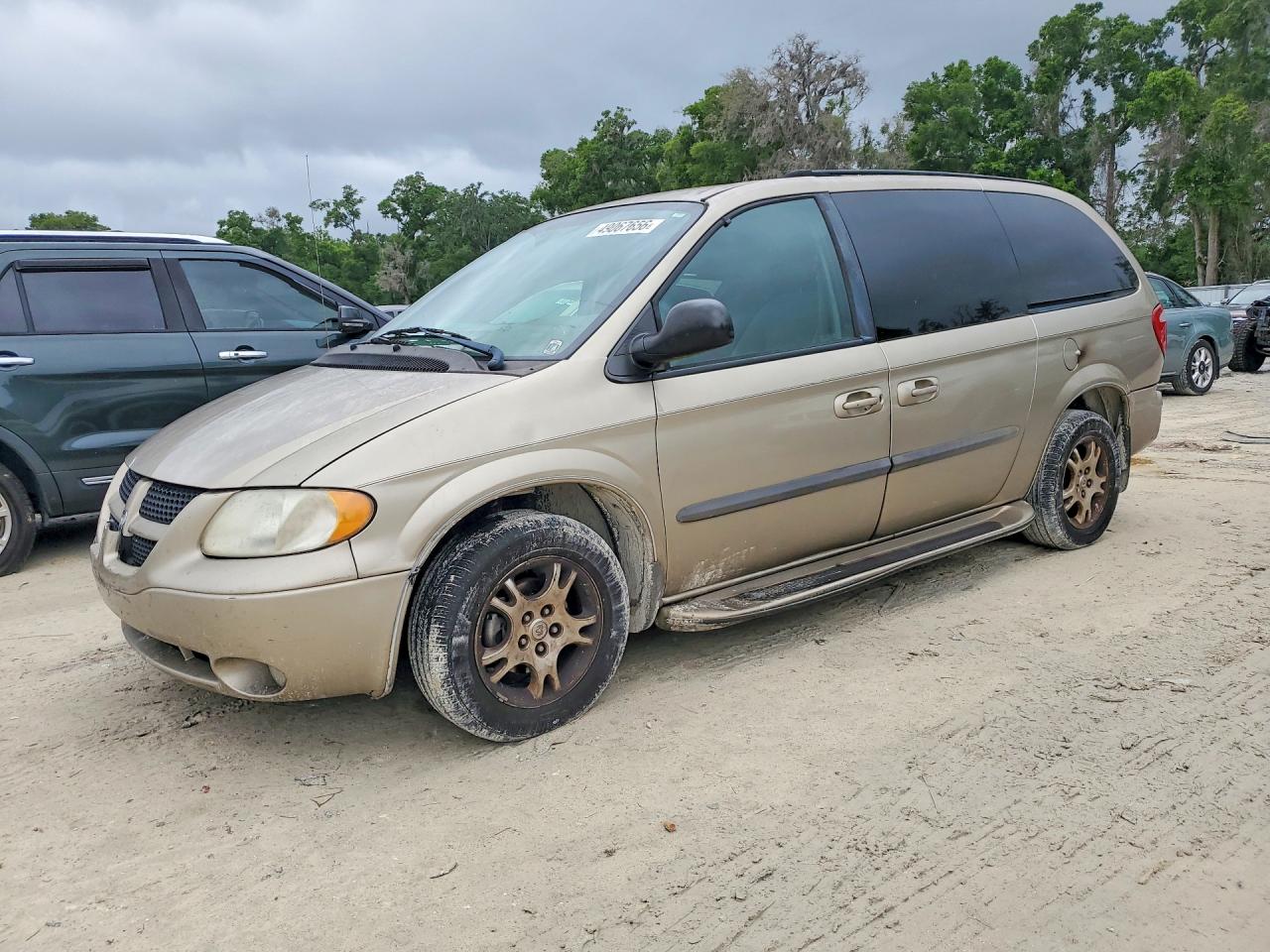 2003 Dodge Caravan Sport, VIN 2D4GP44L73R234980 — Front end