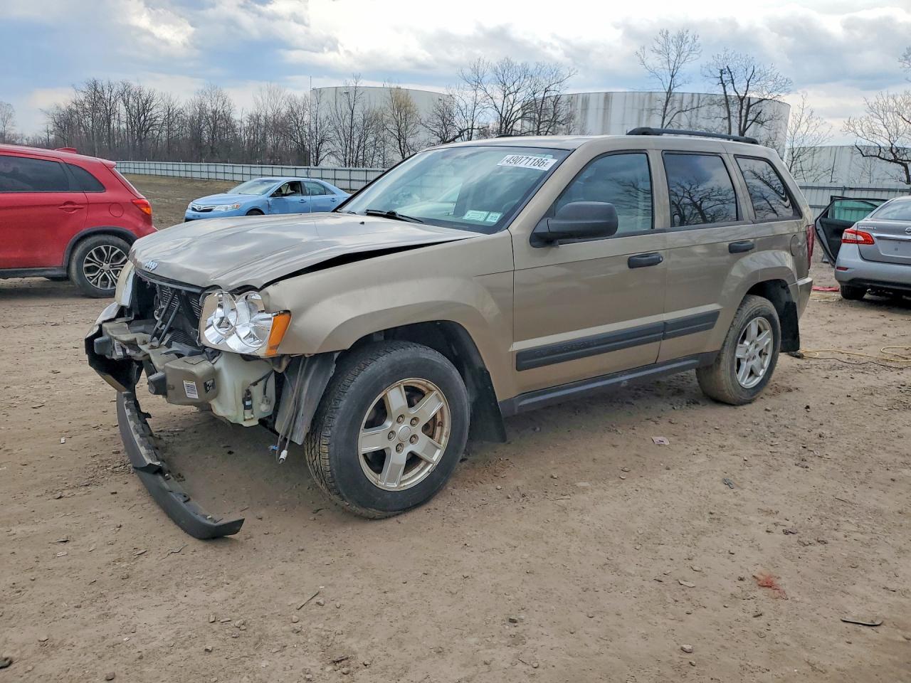 2005 Jeep Grand Cherokee Laredo, VIN 1J4GR48K15C648979 — Front end