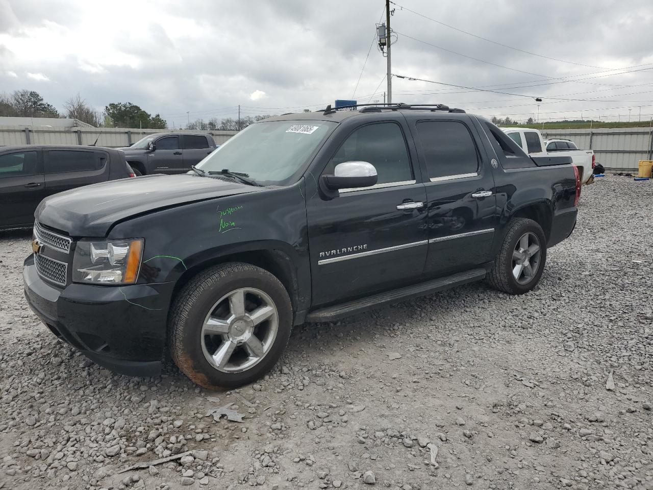 2013 Chevrolet Avalanche LTZ, VIN 3GNTKGE78DG317989 — Undercarriage