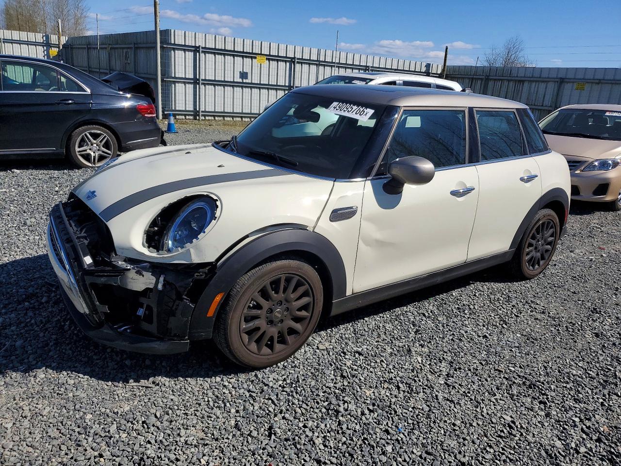2023 MINI Hardtop 4 Door Cooper Classic, VIN WMW33DK06P2S75134 — Перед