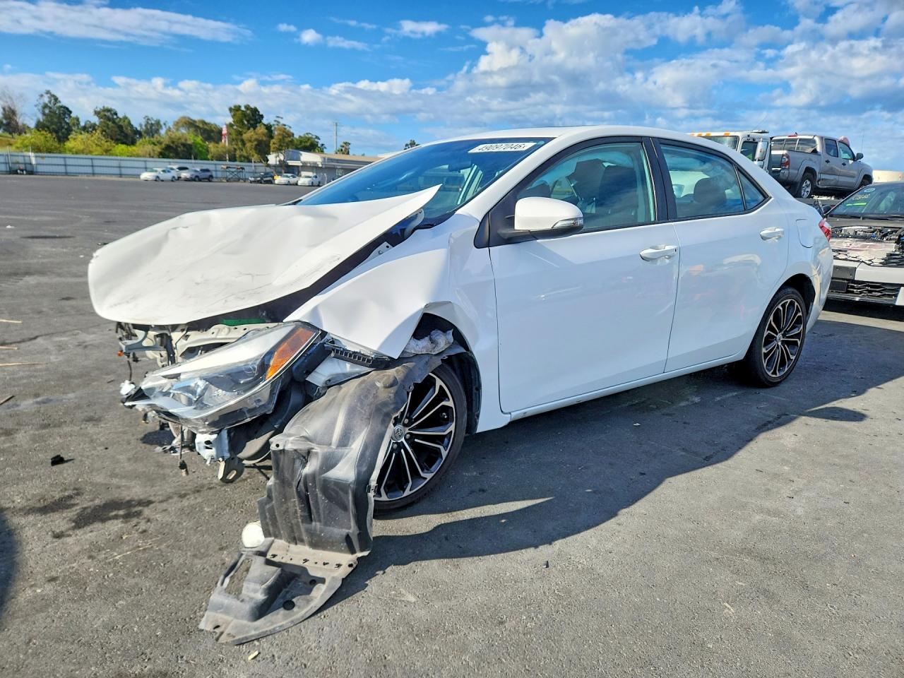 2015 Toyota Corolla L, VIN 5YFBURHE0FP328647 — Front end