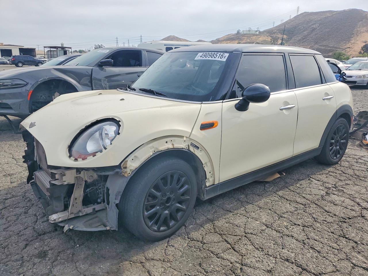 2018 MINI Hardtop 4 Door Cooper, VIN WMWXU1C53J2F79166 — Перед