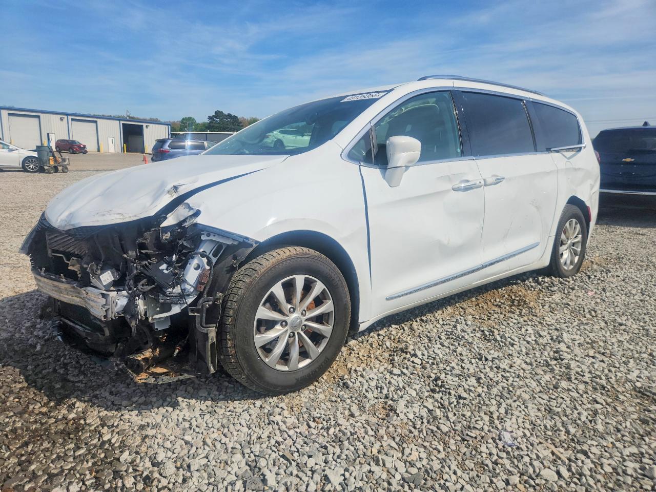 2019 Chrysler Pacifica Touring L, VIN 2C4RC1BG1KR626194 — Front end