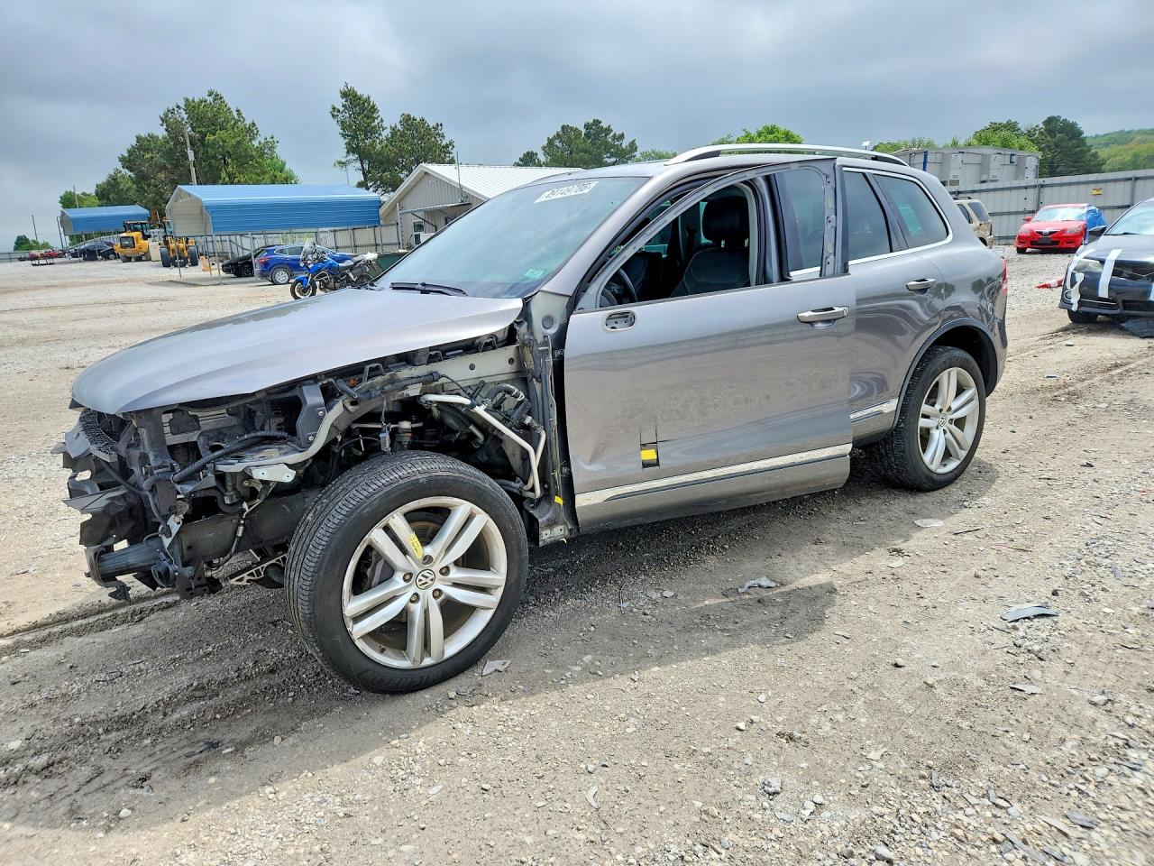 2011 Volkswagen Touareg Sport, VIN WVGFF9BP6BD000664 — Перед
