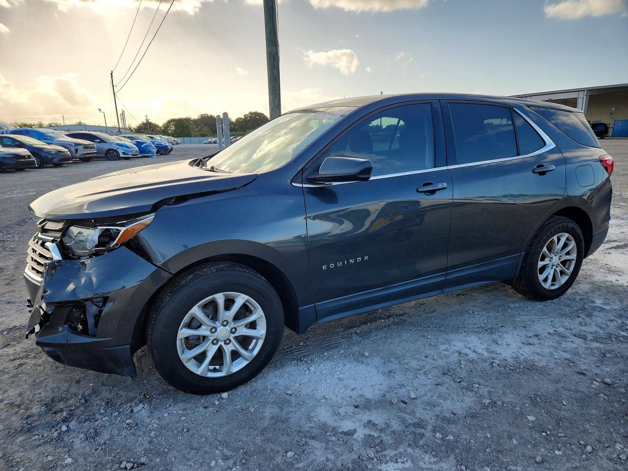 2020 Chevrolet Equinox LT, VIN 2GNAXKEV0L6124692 — Front end