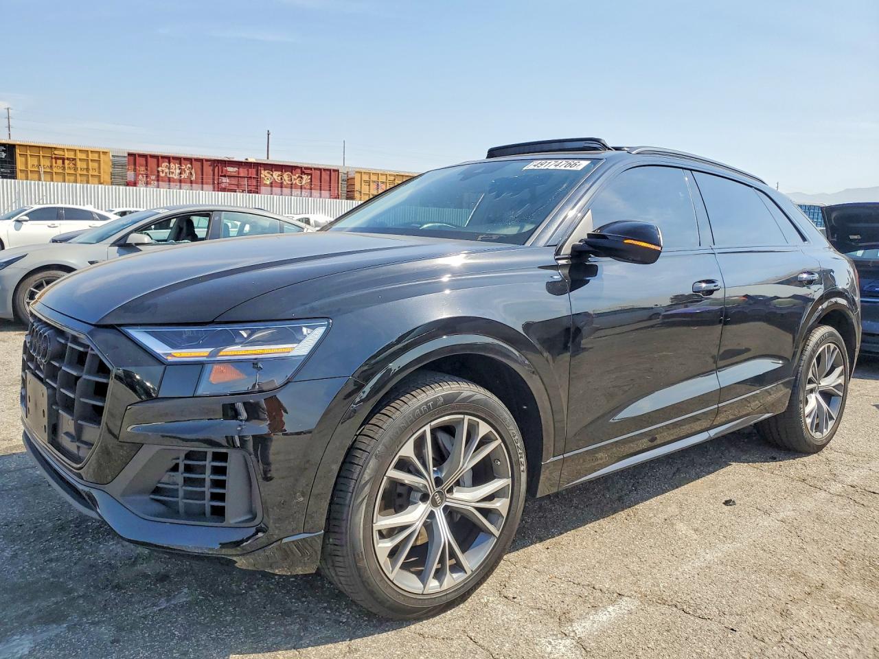 2022 Audi Q8 Premium, VIN WA1AVBF15ND003729 — Бок