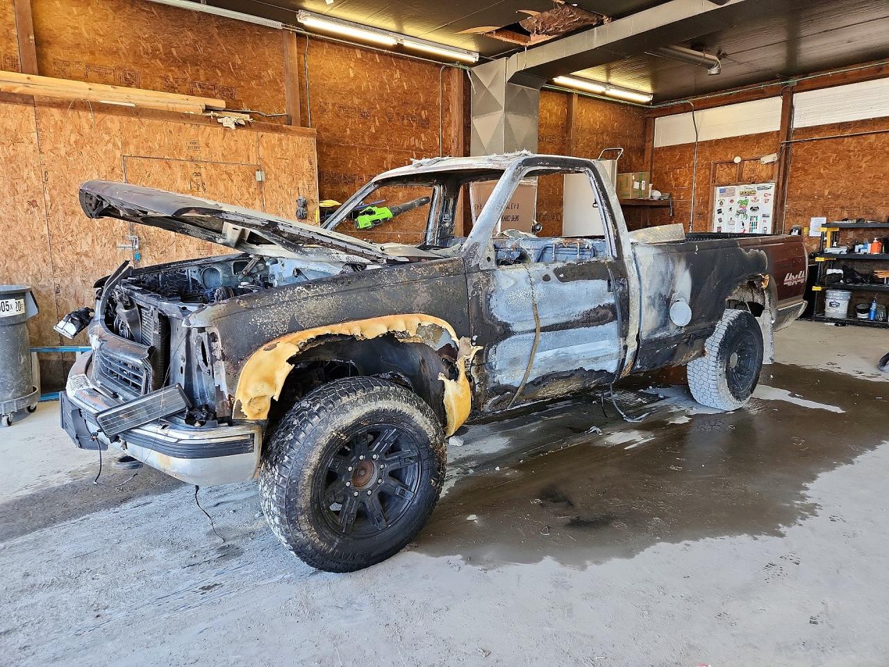 1998 Chevrolet Silverado 2500, VIN 1GCGK24R5WZ252196 — Пожар