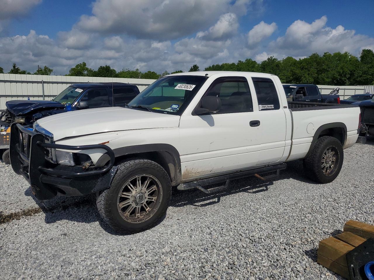 2000 Dodge 2500, VIN 1B7KC2360YJ146870 — Front end