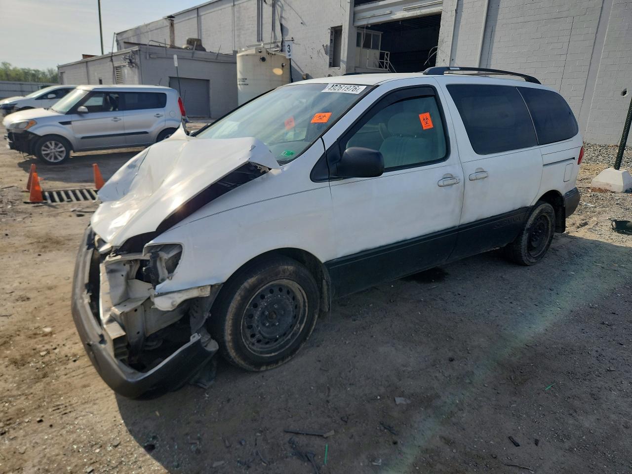 2002 Toyota Sienna CE, VIN 4T3ZF19C62U437251 — Front end