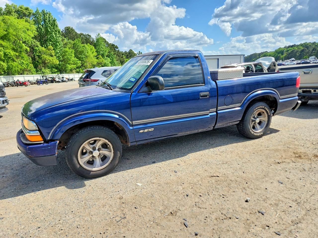 1999 Chevrolet S-10, VIN 1GCCS1444X8130675 — Side
