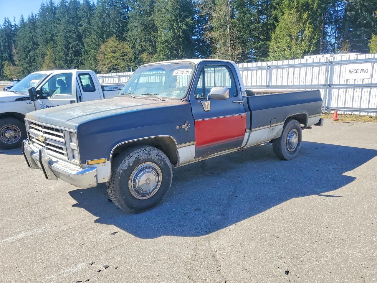 1985 Chevrolet Silverado 2500, VIN 2GCGC24MXF1136244 — Перед