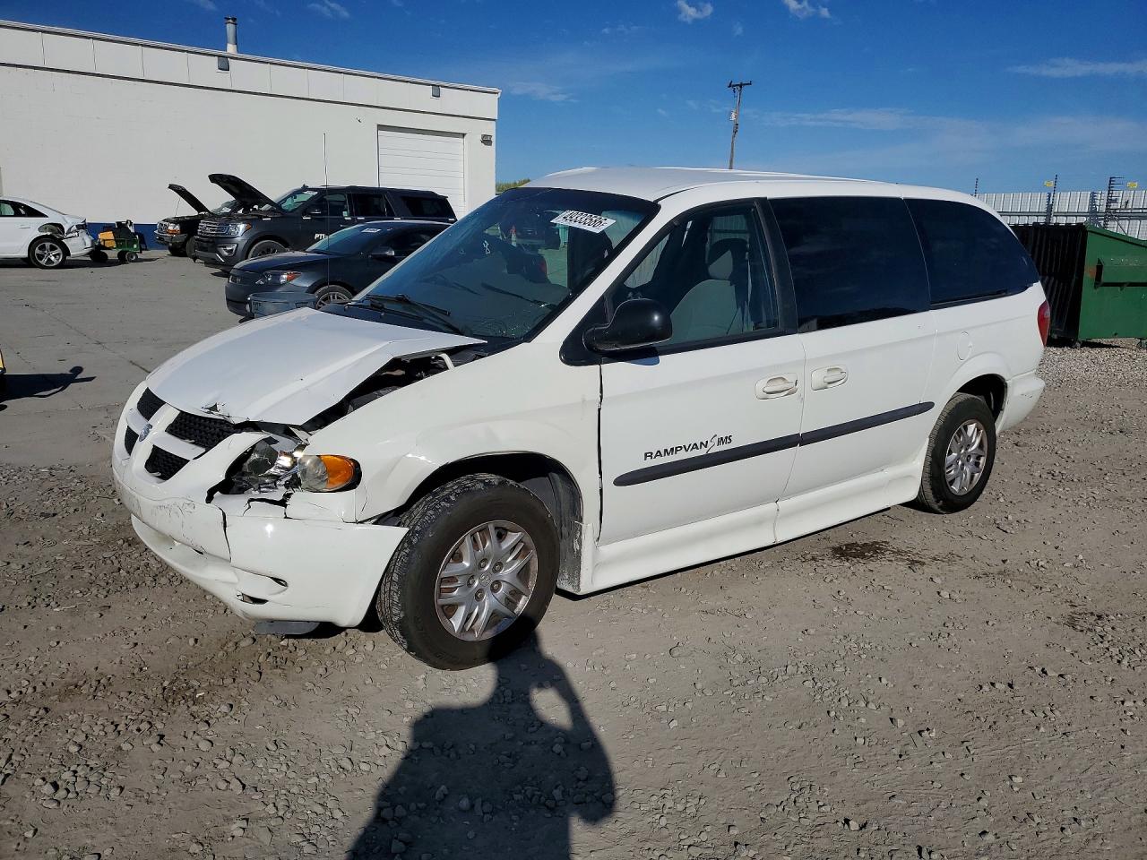 2002 Dodge Caravan Sport, VIN 2B4GP44372R521521 — Side