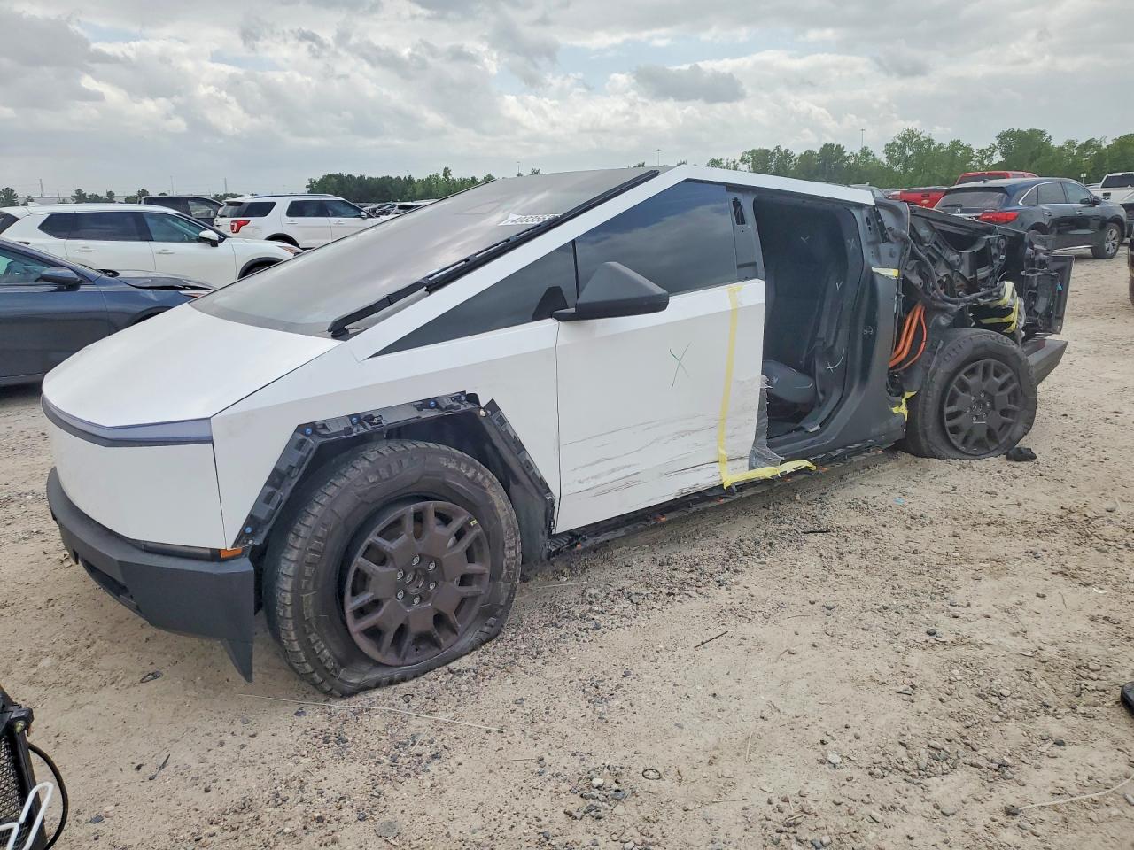 2024 Tesla Cybertruck, VIN 7G2CEHED9RA037825 — Side