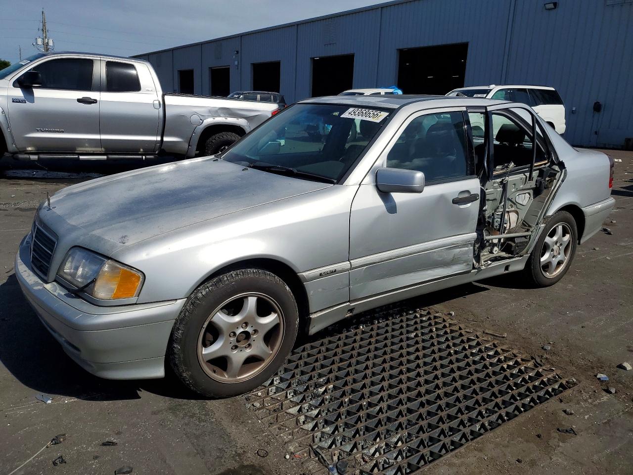 1998 Mercedes-Benz C 230/260/280/320, VIN WDBHA29G8WF734563 — Side