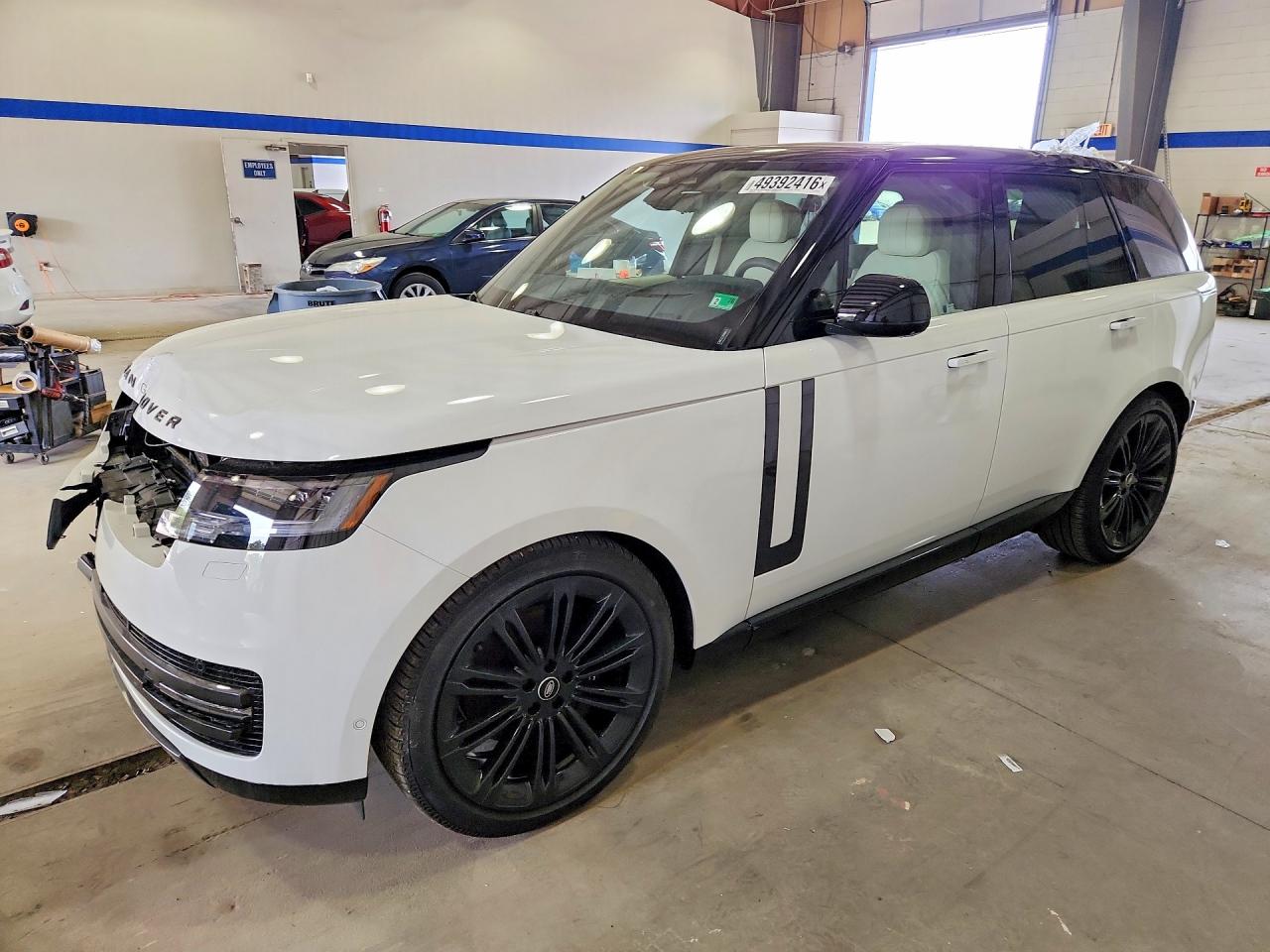 2025 Land Rover Range Rover SE, VIN SALKP9FU0SA294105 — Front end