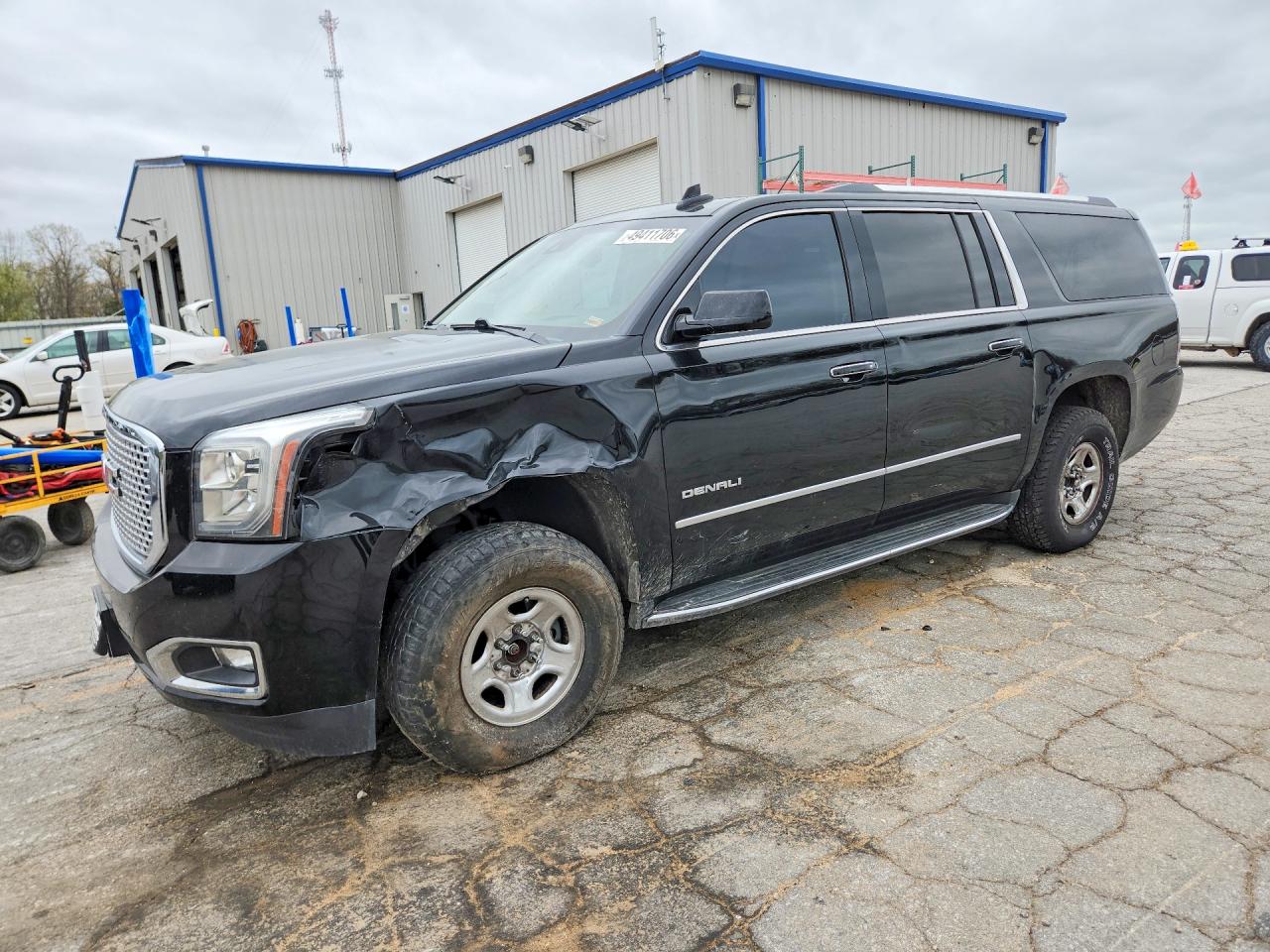 2017 GMC Yukon XL Denali, VIN 1GKS2HKJXHR373422 — Front end