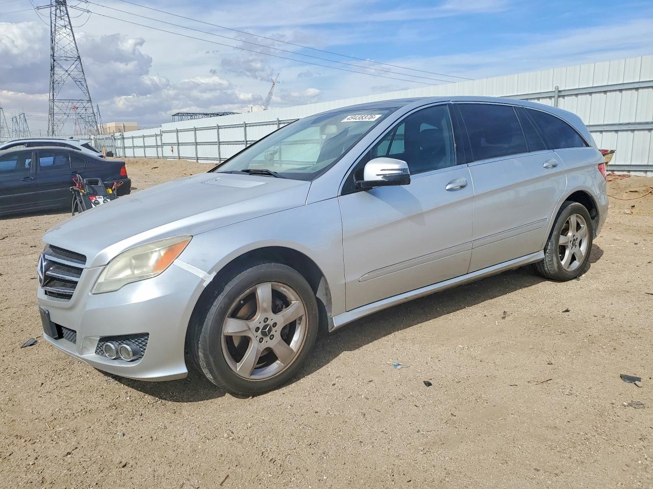 2011 Mercedes-Benz R 350, VIN 4JGCB6FE3BA118176 — Minor dents and scratches
